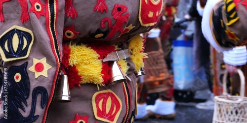 Détail d'une ceinture à clochettes d'un gille du carnaval de Binche, folklore wallon (Belgique), patrimoine immatériel de l'humanité