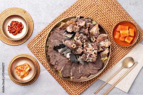 Korean food, Korean beef, gomtang, beef camouflage, crucible soup, boiled pork, beef tail, steamed, soup, side dishes, salted squid, kkakdugi,