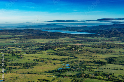 Vue aérienne d'un paysage de la campagne située à l'Ouest de la ville d'Ipswich (Queensland, Australie), avec en arrière plan le lac Wivenhoe et des montagnes.