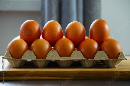 Jajka poukładane w wytłaczance. Świeże jajka od kury. Ekologiczne jaja kurze widoczne z bliska.