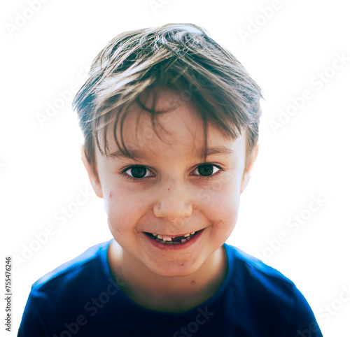 Sześcioletni, uśmiechnięty chłopczyk bez kilku mlecznych zębów, wesoło patrzy w obiektyw. Uśmiechnięta buzia. Przezroczyste tło. 