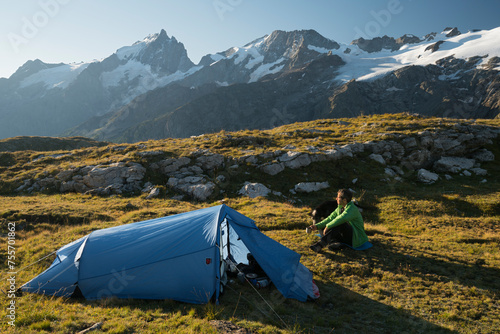 Wanderer und Zelt am Plateau d'Emparis, La Meije, Rhones Alpes, Hautes-Alpes, Frankreich