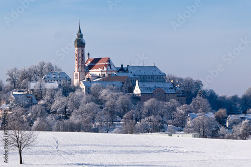 Kirche und Kloster Andechs in Oberbayern bei schnee