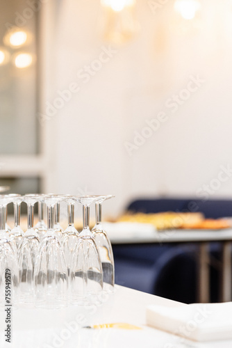 Flûtes de champagne vides en attendant l'ouverture du cocktail