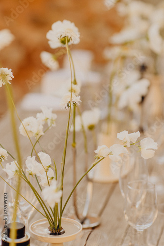 Décoration minimaliste de fleurs blanches sur la table de mariage