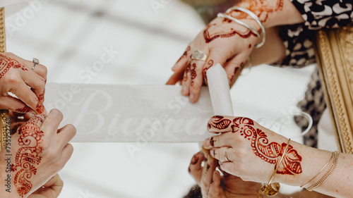 Mains de femmes tatouées au henné préparant la décoration du mariage