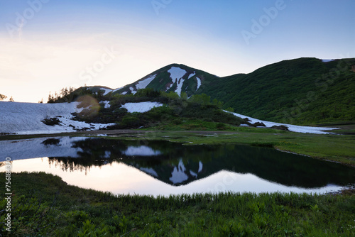 日本百名山の火打山と池塘