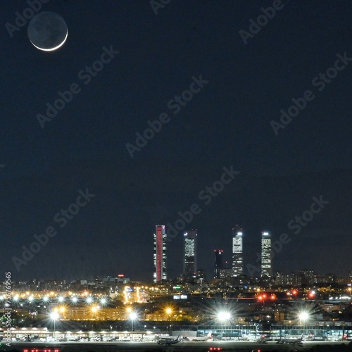 Paisaje de Madrid con las 4 torres y la luna cenicienta