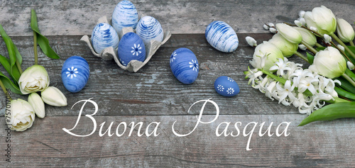 Biglietto d'auguri Buona Pasqua: Testo Buona Pasqua con fiori e uova di Pasqua blu.