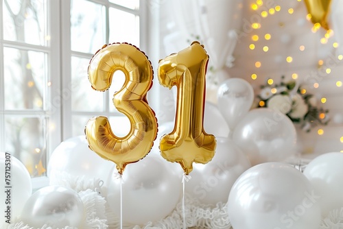 31. Hochzeitstag, 31. Hochzeitsjubiläum, Lindenhochzeit, "31" aus goldenen Heliumballons vor festlichem Hintergrund