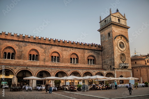 mantua, italien - piazza delle erbe mit palazzo della ragione und uhrturm