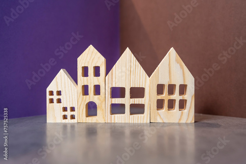 petites maison en bois sur fond de couleur
