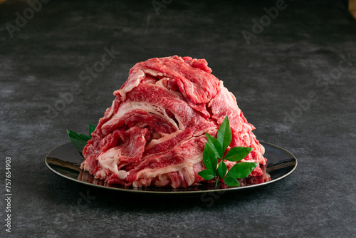 黒毛和牛 切り落とし 皿盛り 水平視点 Kuroge Wagyu beef cut off