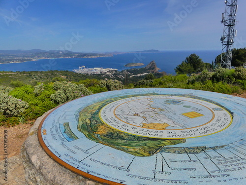 Vue panoramique sur la mer et verdure