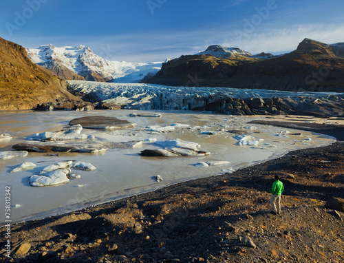 eine Person, Gletscherlagune, Svínafellsjökull, Öraefajökull, Ostisland, Island
