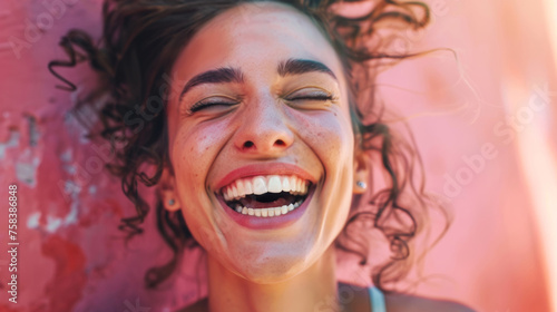 Ansteckendes Lächeln: Eine junge Frau genießt einen Moment purer Freude.