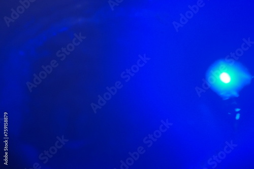 Abstraktes Motiv mit blauer Fläche und weißem Licht als Hintergrund