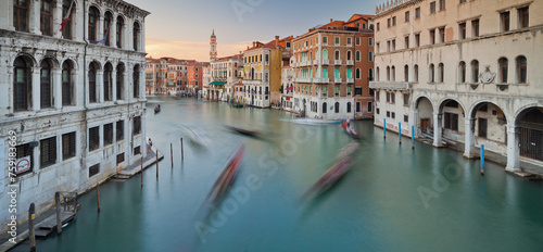 Blick von der Rialtobrücke auf den Canal Grande, Kirche Santi Apostoli, Venedig, Italien