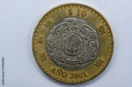 Moneda de 10 pesos del Año 2001 reverso el calendario azteca