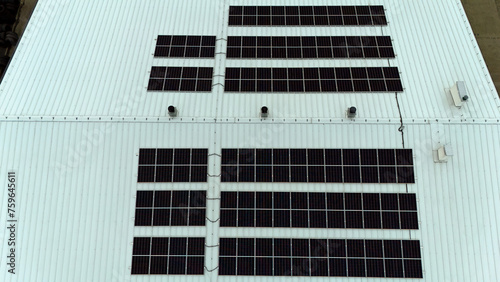 Dach pokryty panelami fotowoltaicznymi, słonecznymi.