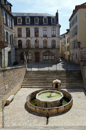 Villefranche de Rouergue, fontaine et Musée