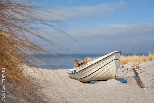 Strandaufgang mit Fischerboot an der Ostsee