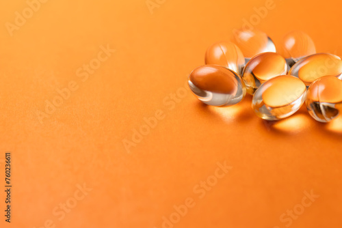 オレンジ色の錠剤 薬 サプリメント 健康食品 コピースペース