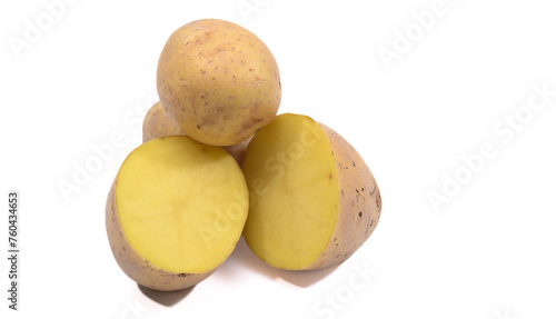 Izolowane ziemniaki na białym tle, całe i w przekroju o żółtym miąższu 