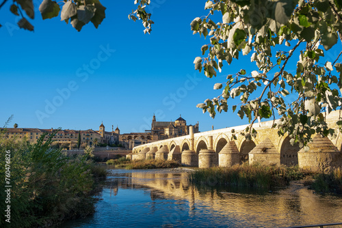 スペインのコルドバのローマ橋とメスキータの風景