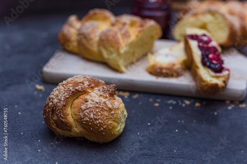 Chałka. Challah. Bułka żydowska. Pyszna chałka na śniadanie. Hanuka. Pieczywo na święto Hanuki