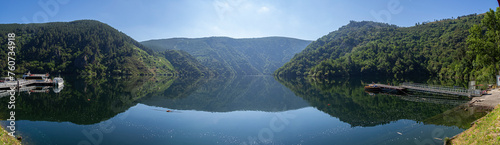 Panorámica del paisaje de naturaleza con montañas verdes reflejadas en el agua del río Sil en la Ribera Sacra de Lugo, Galicia, en verano de 2021 España.