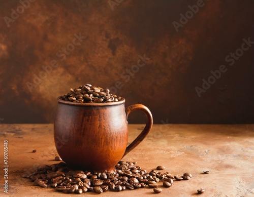Tasse mit Kaffeebohnen gefüllt vor braunen Hintergrund blank mit braunen Boden 
