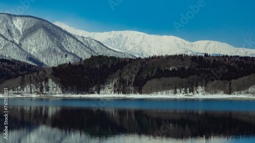 冠雪した北アルプスと青木湖 