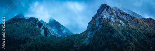 Berg Hochkalter in Ramsau bei Berchtesgaden mit Wolken im Herbst - Panorama