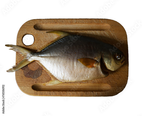 Wędzona ryba na drewnianej desce do krojenia. Przezroczyste tło. 