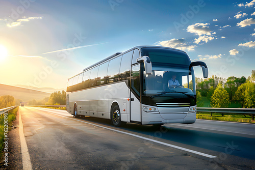 Reisebus auf der Autobahn: Komfortable Busreise mit Blick auf die Straße