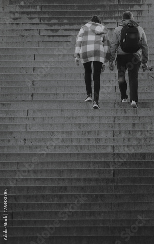 Hombre y mujer subiendo escaleras. Concepto psicología, crecimiento en pareja