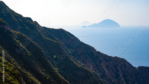 Atmosphärische Stimmung auf der Insel Salina im Gegenlicht. Im Hintergrund die Inseln Alicudi und Filicudi. Sizilien