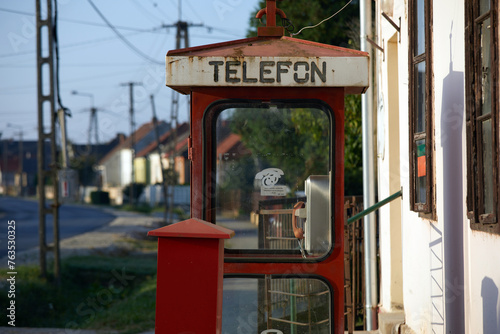 Stara budka telefoniczna i skrzynka pocztowa przy budynku poczty na Węgrzech