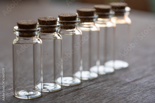seis botella de vidrio con tapa de corcho formados en linea