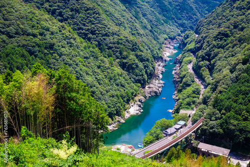 夏の徳島県・大歩危渓谷の小歩危展望台から見た、小歩危峡の間を流れる吉野川