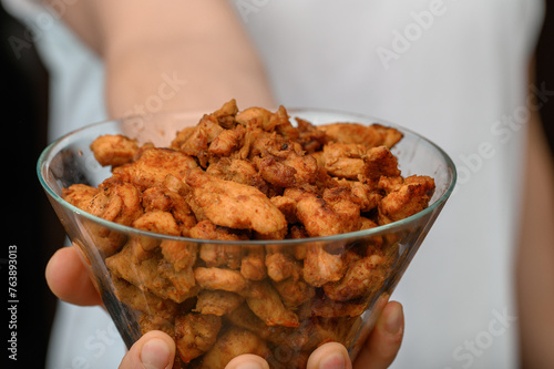 Kurczak smażony w kawałkach przyprawiony słodka papryka, kąski gotowe do jedzenia