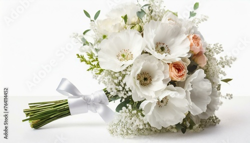 Bukiet ślubny z białych kwiatów i gipsówki na białym tle