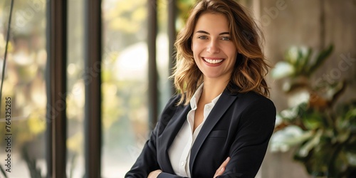 Portrait d'une jeune femme souriante en entreprise