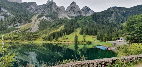 krajobraz przedstawiający łodzie zacumowane u brzegu górskiego jeziora w górach 