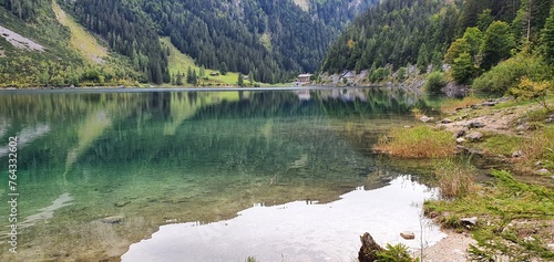 Widok na dom znad brzegu spokojnego jeziora