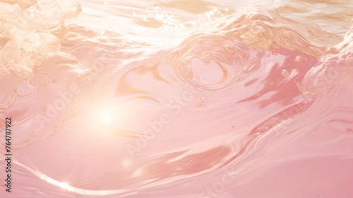 Gros plan sur une eau de couleur rose pâle. Reflet de lumière sur l'eau. Douceur, féminin, beauté. Pour conception et création graphique.