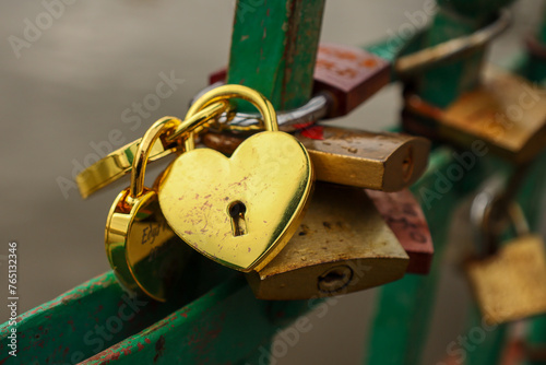 Kłódki zakochanych na moście miłości we Wrocławiu- oznaka miłości i przywiązania 