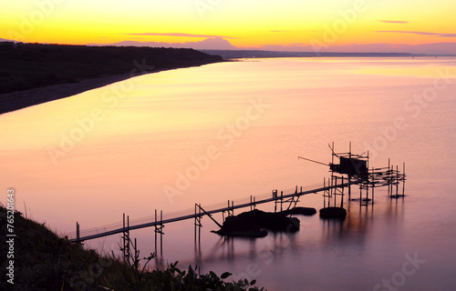 Meraviglioso e colorato tramonto sul mare a primavera con montagna sullo sfondo e macchina da pesca. punta aderci al tramonto con sullo sfondo il corno grande. vasto trabocco e corno grande