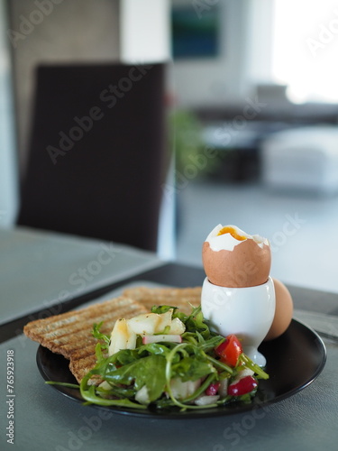 Zdrowe śniadanie jajko na miękko i grzanki